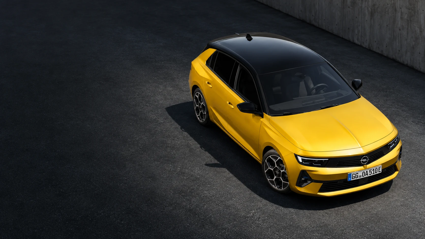 Koyu asfalt üzerinde sarı Opel Astra