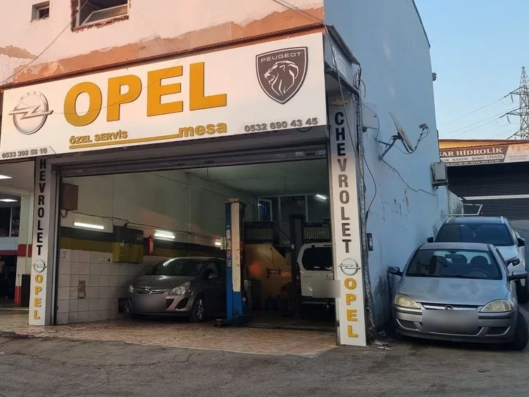 Mesa Otomotiv'in Tuzla Oto Sanayi Sitesi'ndeki girişi; OPEL mesa tabelası ve açık servis kapısı