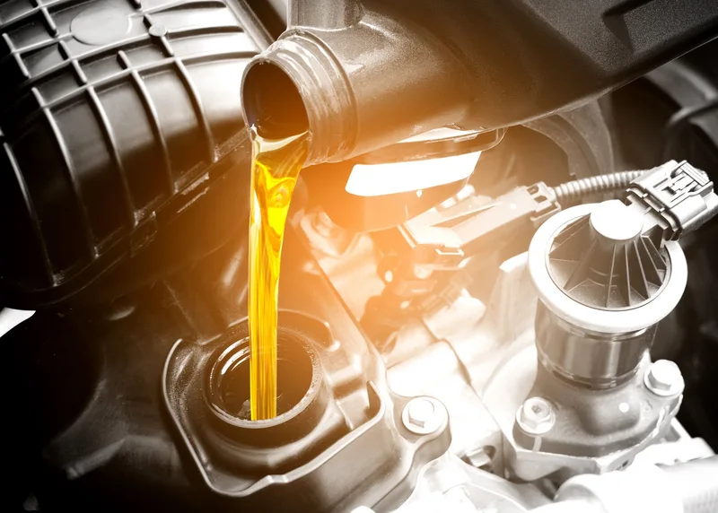 Araç motoruna motor yağı eklenmesi