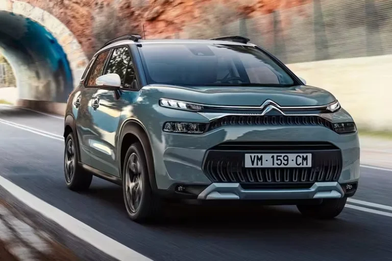 Yolda ilerleyen Citroën SUV
