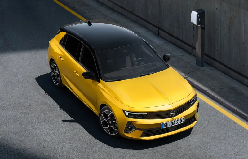 Sarı Opel Astra aracın dış görünümü