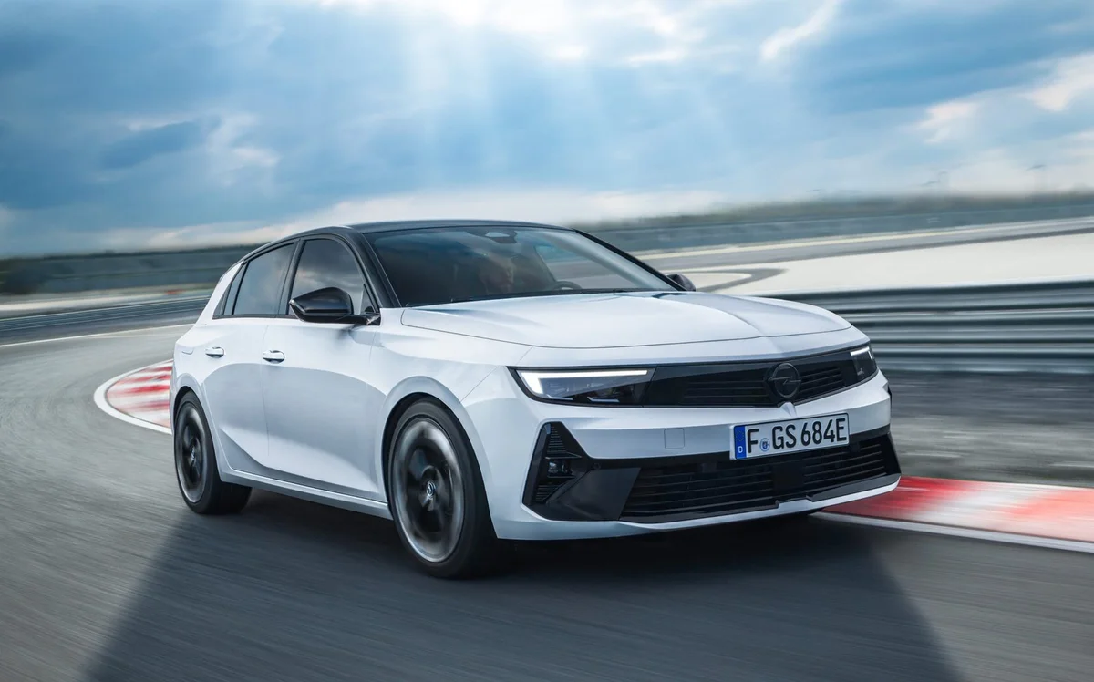 Yol üzerinde beyaz bir Opel modelinin dış görünümü