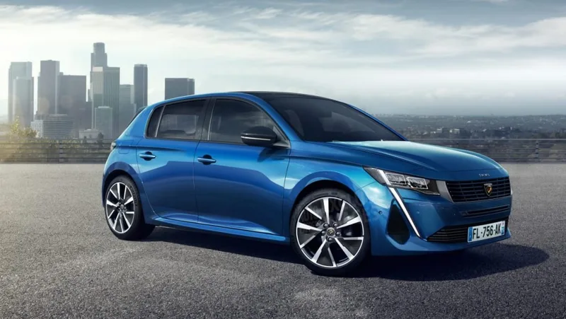 Yol kenarında mavi bir Peugeot modelinin dış görünümü