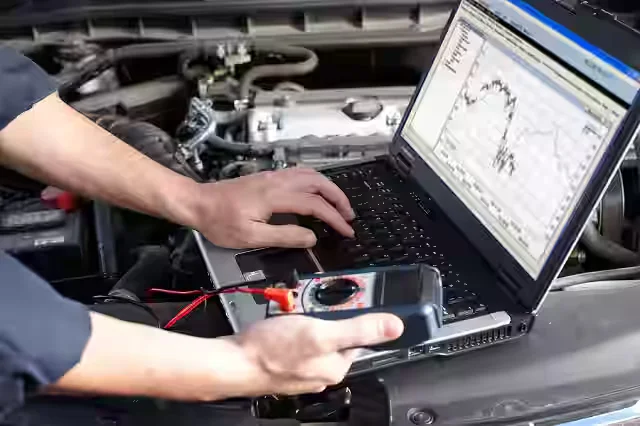 Motor bölmesinde dizüstü teşhis cihazı ve multimetreyle yapılan ölçüm